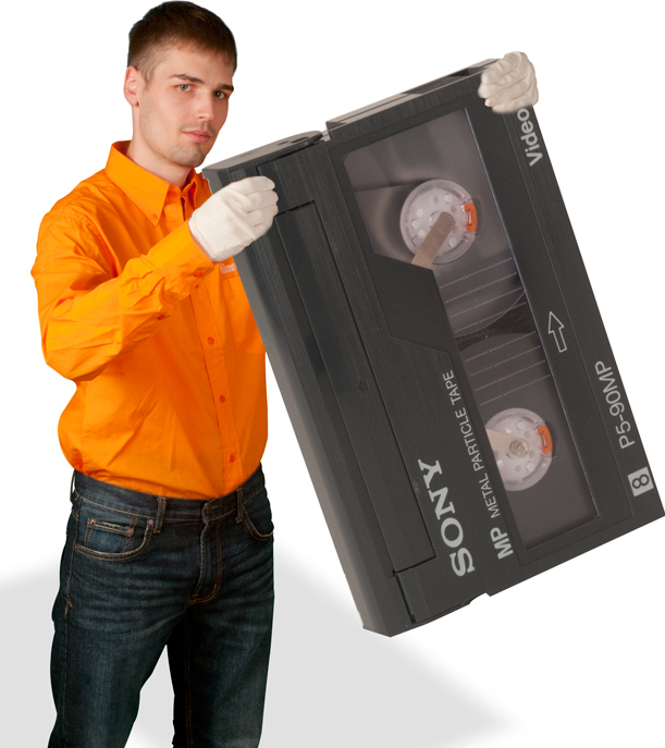 Video-Experte vor dem Digitalisieren einer Videokassette