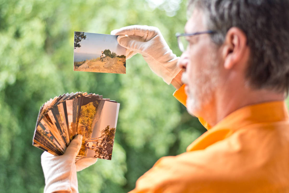 Un expert photo examine les photos avant de les numériser